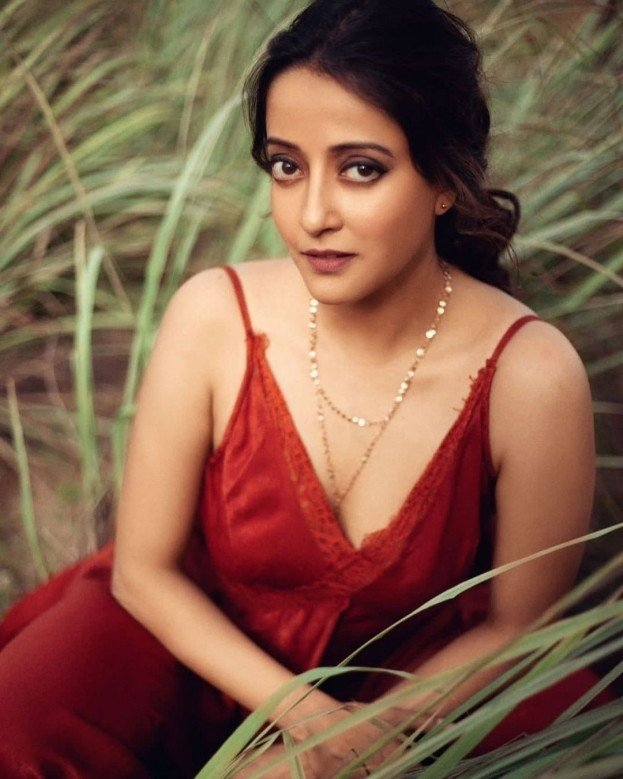 Celebrity Fashion, Family Heritage, Family Legacy, Moon Moon Sen, Phoolpisi O Edward, Raima Sen, Suchitra Sen, tollywood, Tollywood actress, Vintage Saree Collection, টলিউড অভিনেত্রী, পারিবারিক ঐতিহ্য, পারিবারিক স্মৃতি, ফুলপিসি ও এডওয়ার্ড, মুনমুন সেন, রাইমা সেন, শাড়ির কালেকশন, সুচিত্রা সেন, সেলিব্রিটি ফ্যাশন image 11